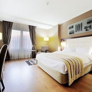 Zimmer mit Kingsize-Bett